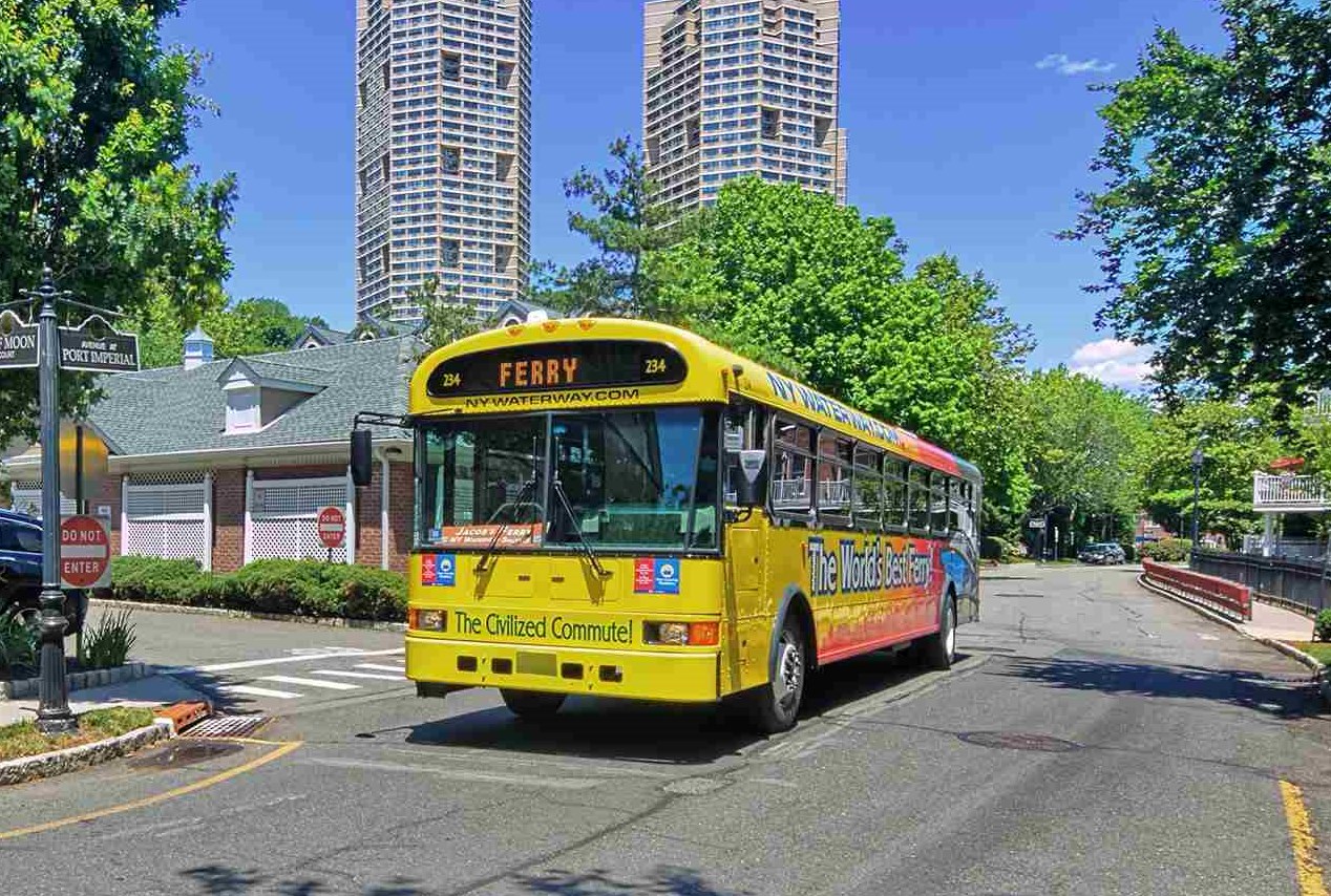 17 Lydia Dr, West New York NJ  07093-8380 exterior