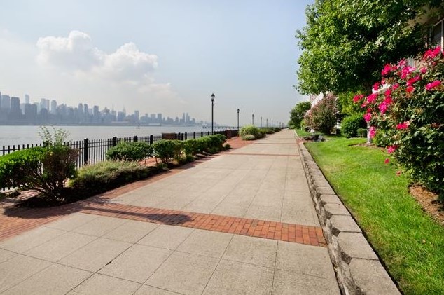 17 Lydia Dr, West New York NJ  07093-8380 exterior