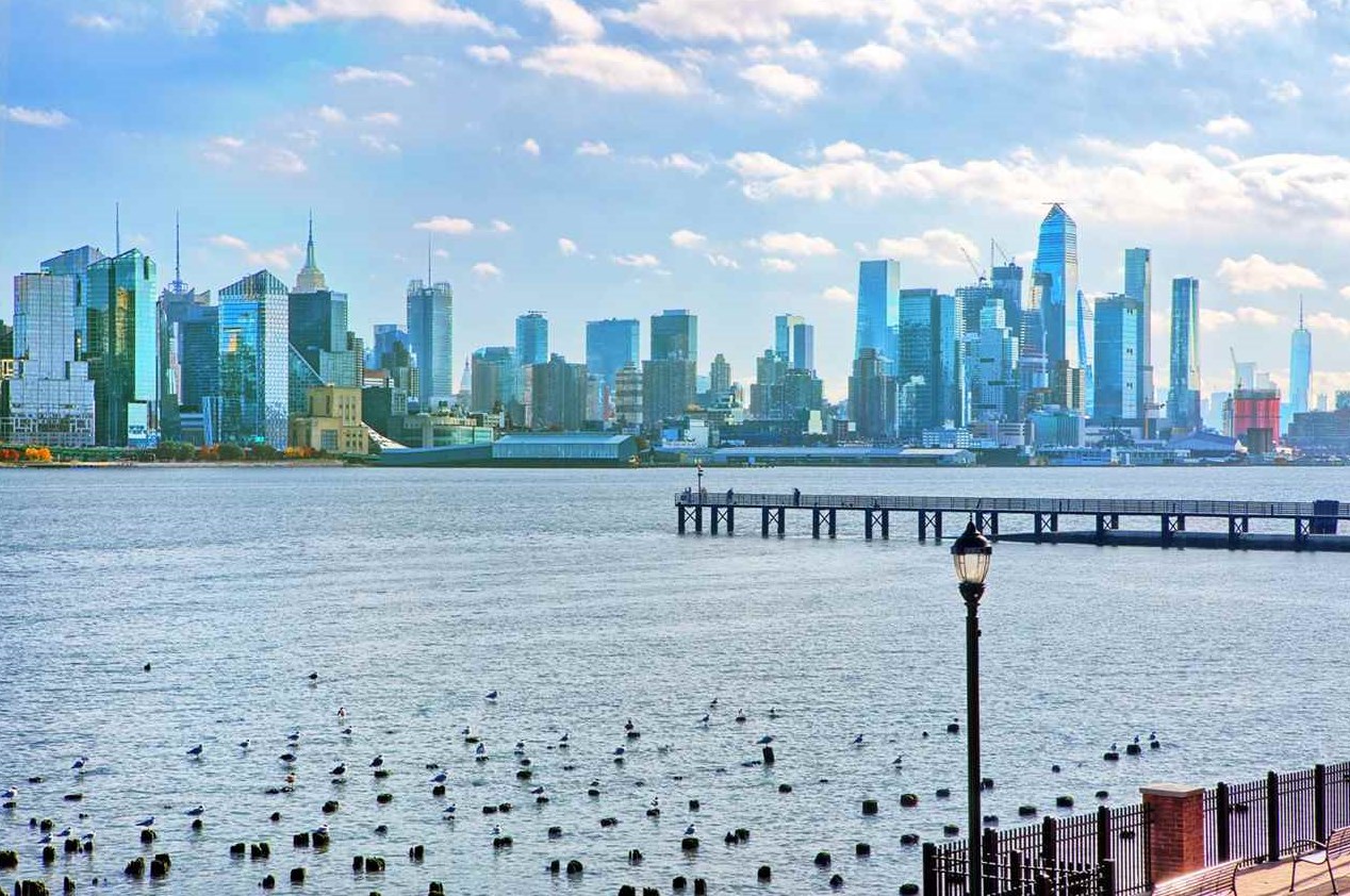 17 Lydia Dr, West New York NJ  07093-8380 exterior