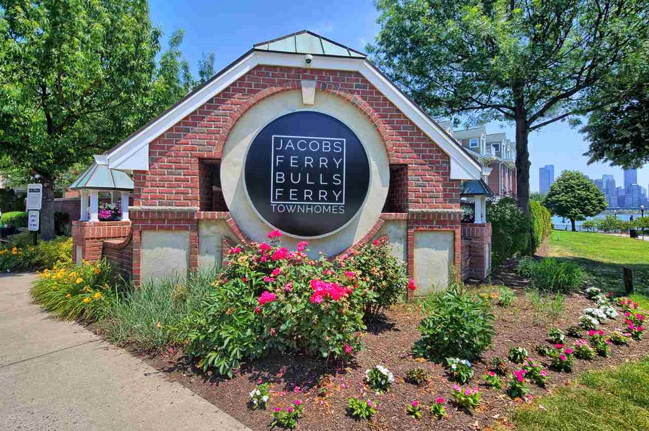 17 Lydia Dr, West New York NJ  07093-8380 exterior