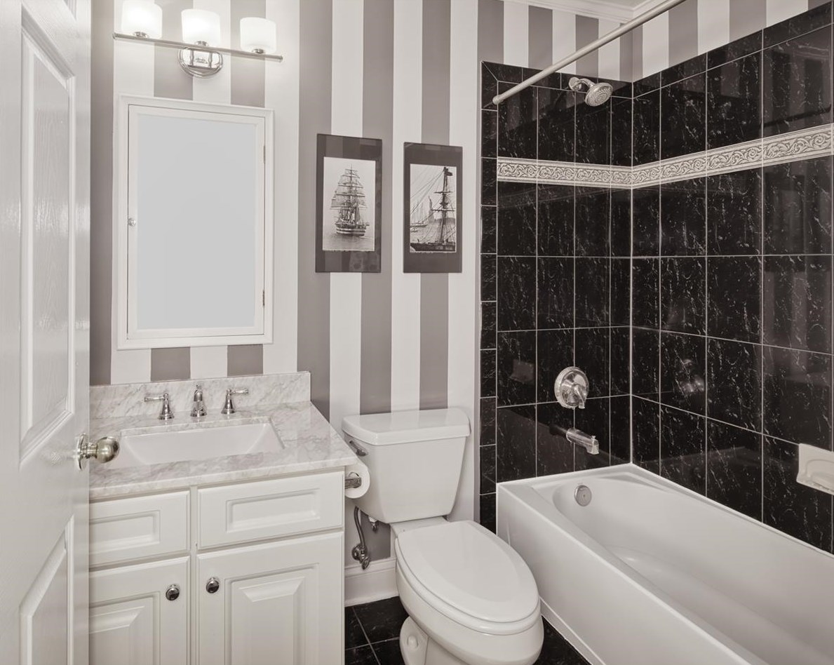 17 Lydia Dr, West New York NJ  07093-8380 exterior