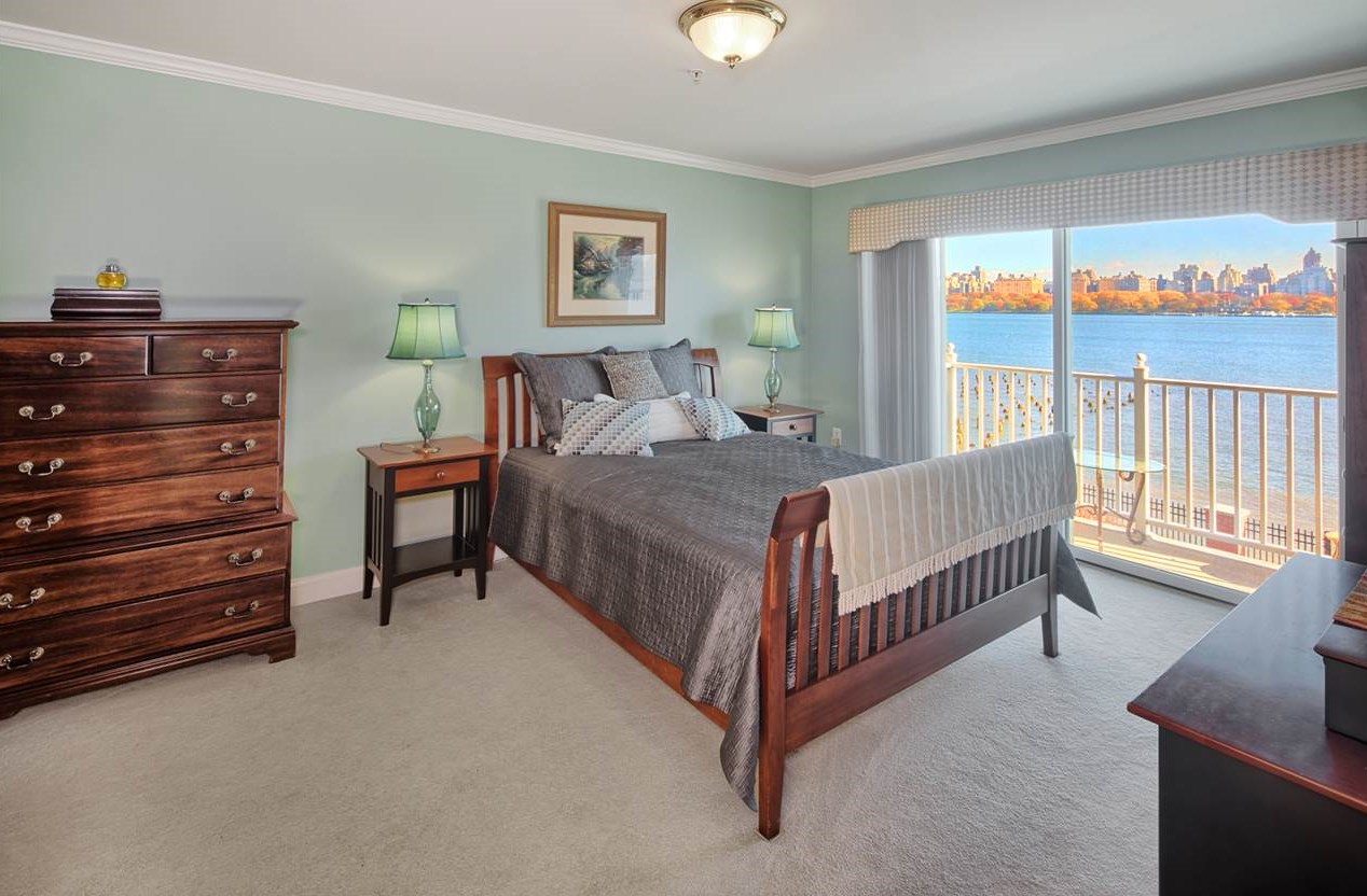 17 Lydia Dr, West New York NJ  07093-8380 exterior