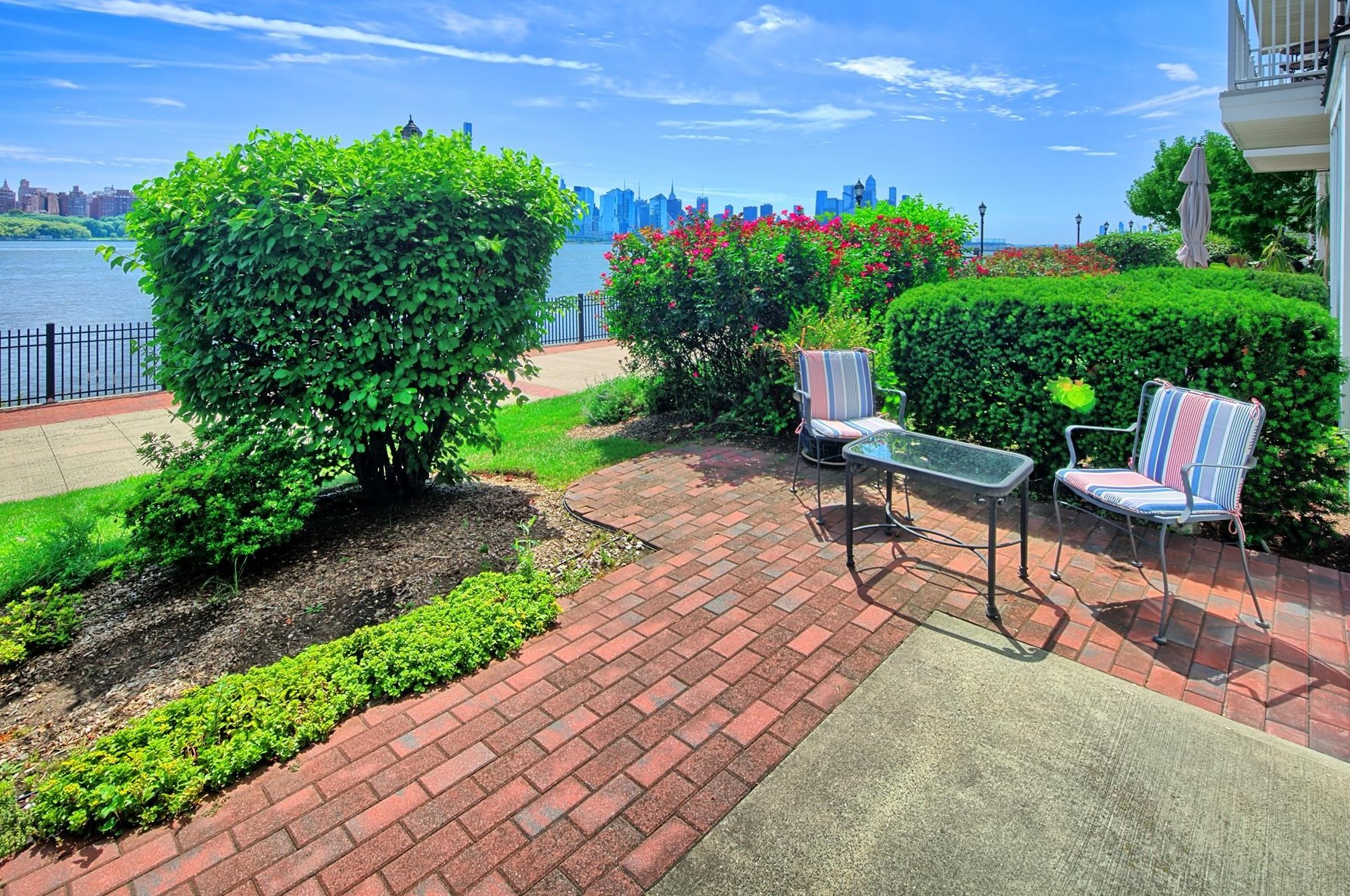 17 Lydia Dr, West New York NJ  07093-8380 exterior