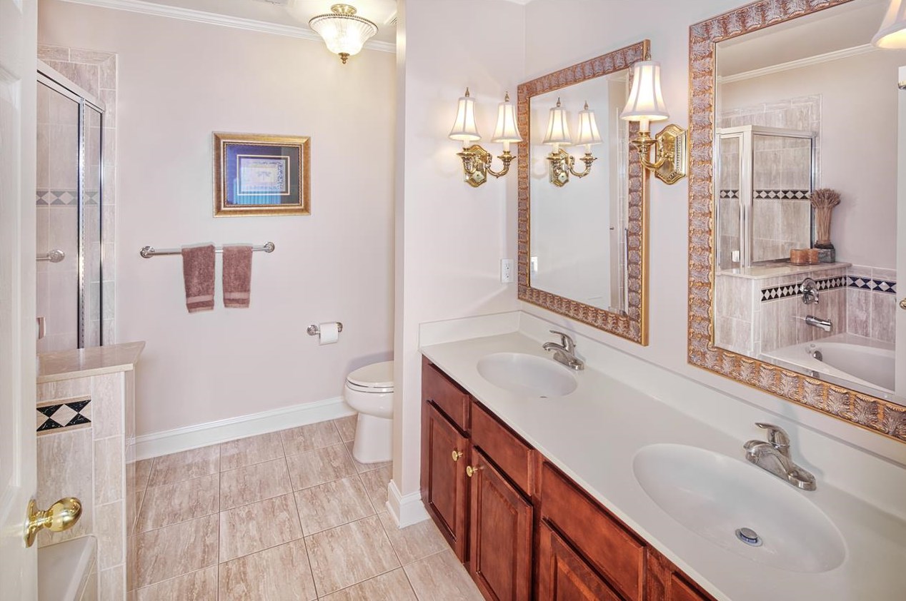 17 Lydia Dr, West New York NJ  07093-8380 exterior