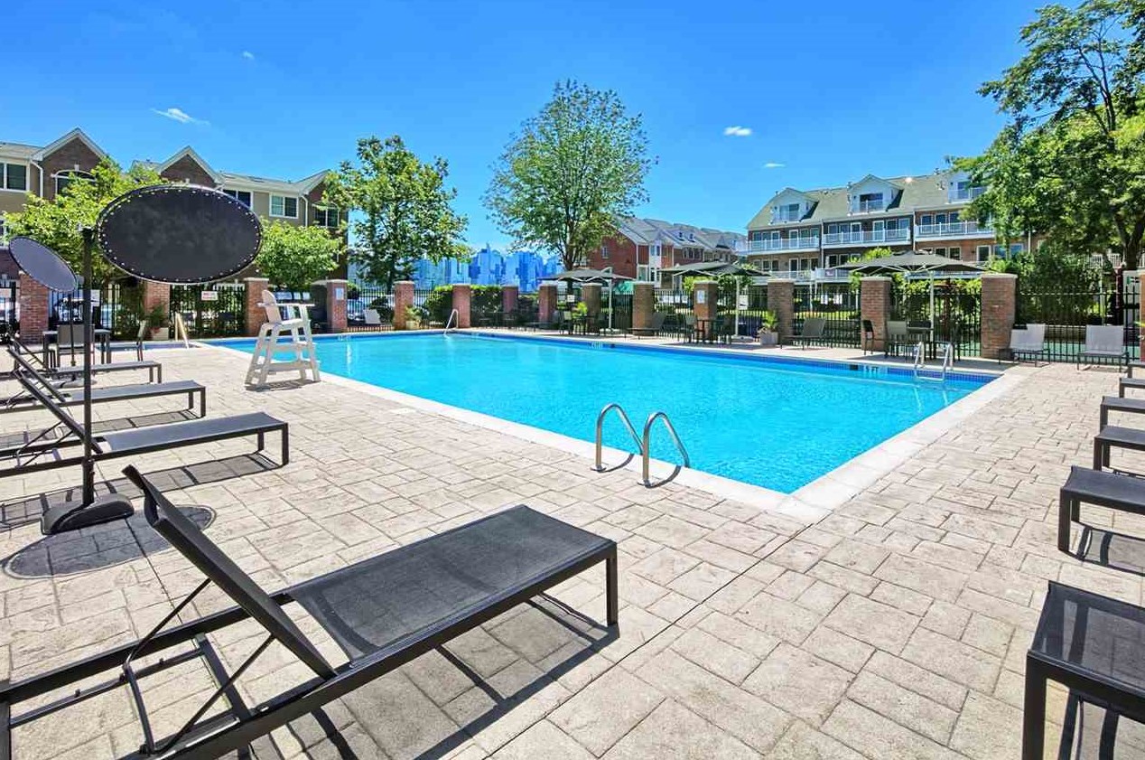 17 Lydia Dr, West New York NJ  07093-8380 exterior