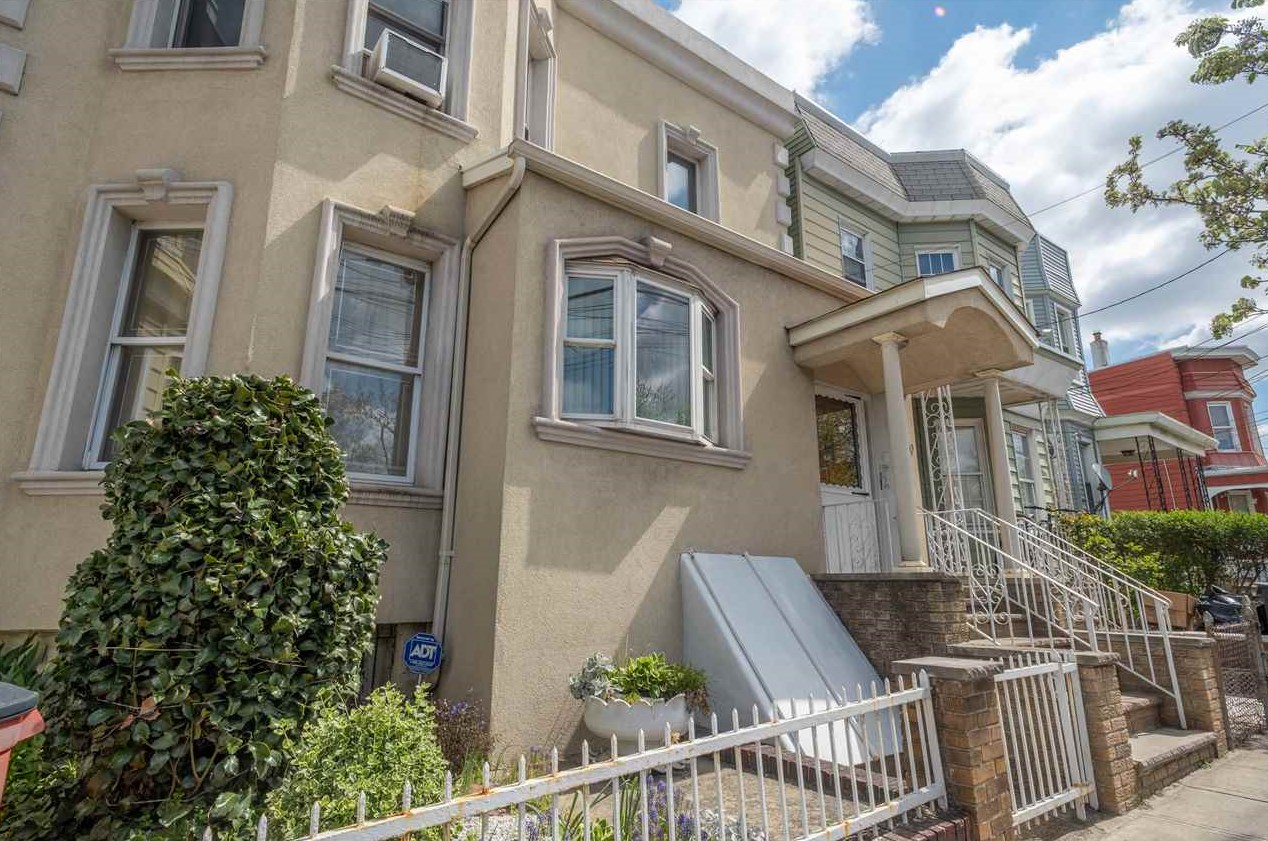 730 31st St, Union City, NJ 07087