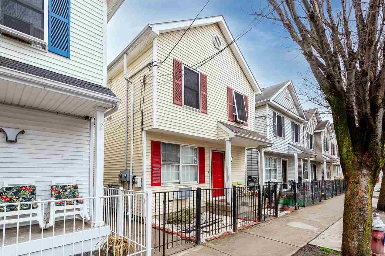 190 Dwight St, Jersey City, NJ 07305-3204