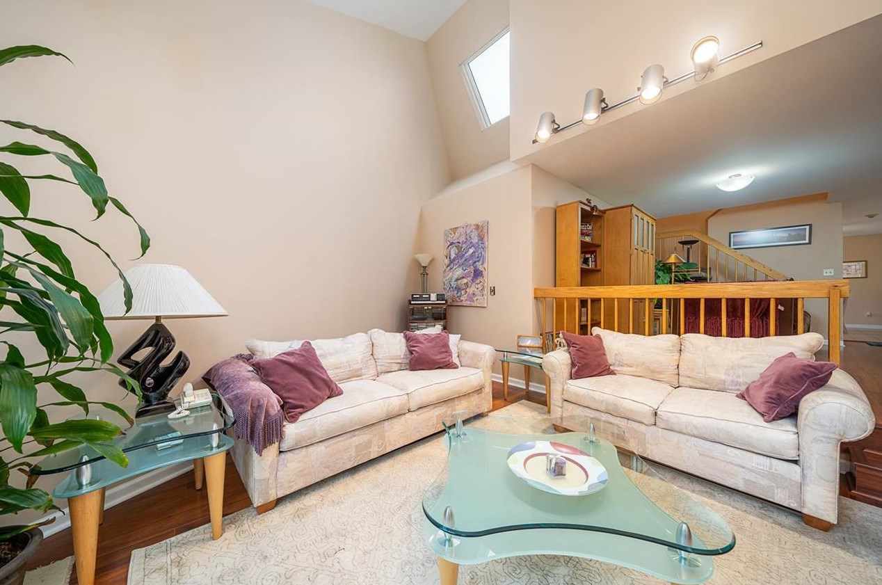 430 Dunlin Plz, Secaucus, NJ 07094-2202