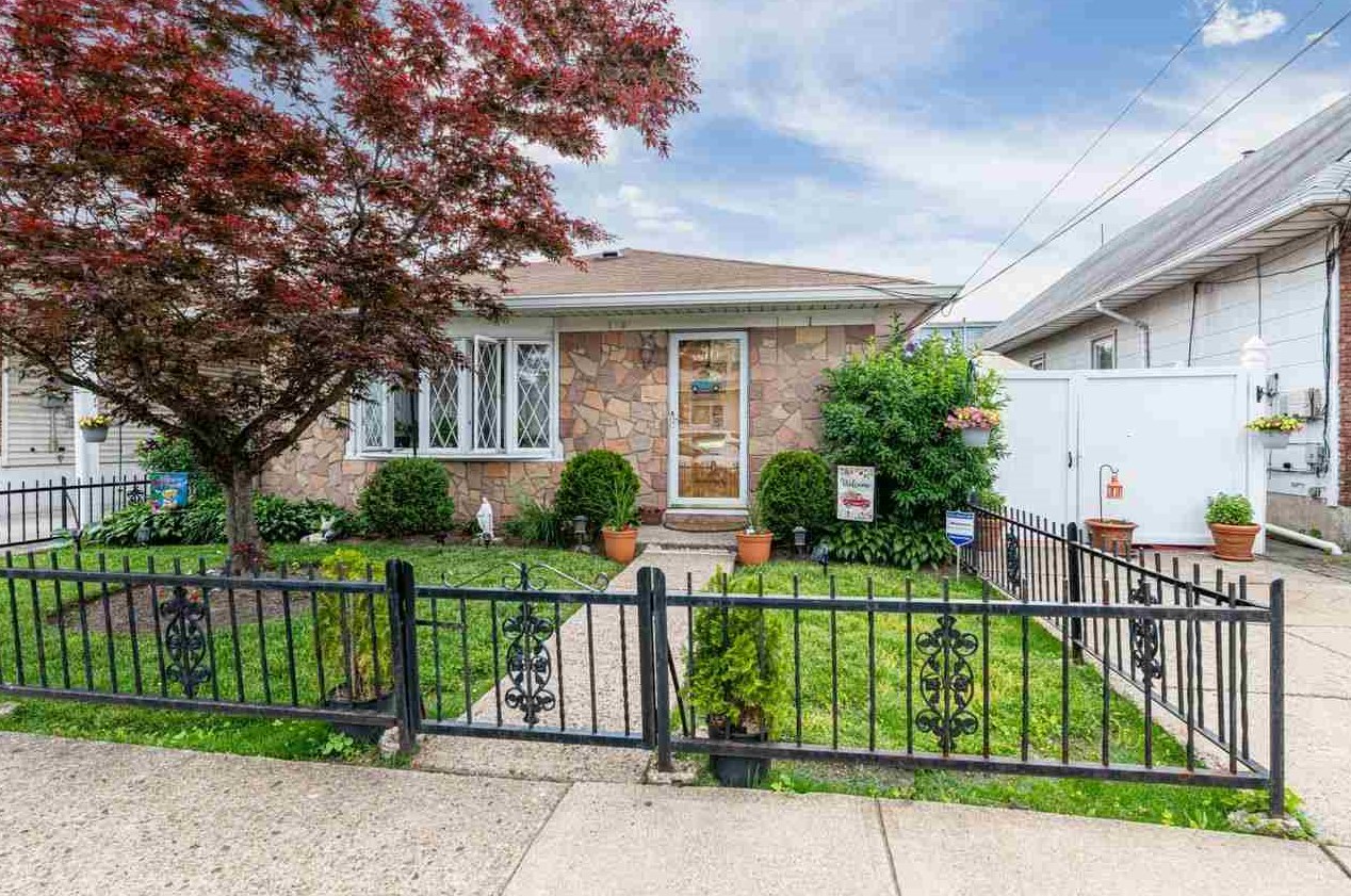 90 Riverview Rd, Jersey City, NJ 07305-1246