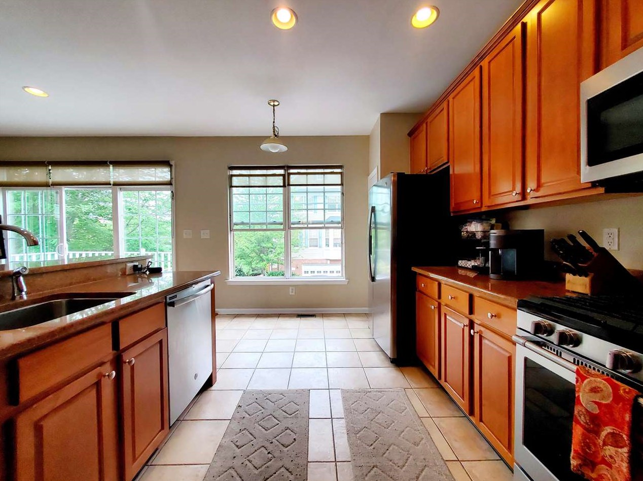 2 Alexander Ct, Jersey City, NJ 07305-5514