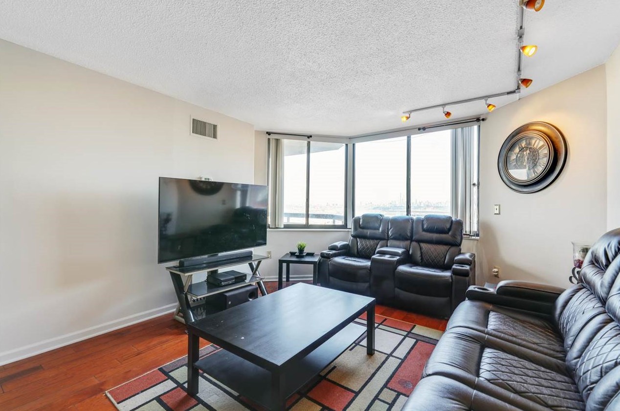 1435 Harmon Cove Tower #1435, Secaucus, NJ 07094