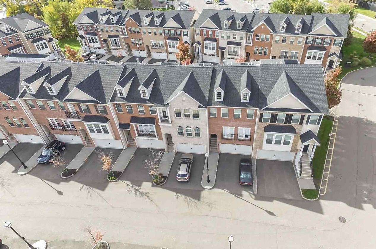 15 Creekside Ct, Secaucus, NJ 07094-3750