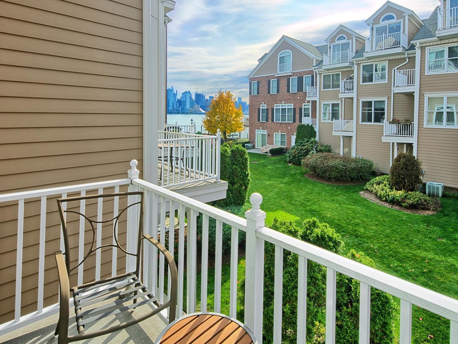 464 Buffalo Ct, West New York, NJ 07093-8322