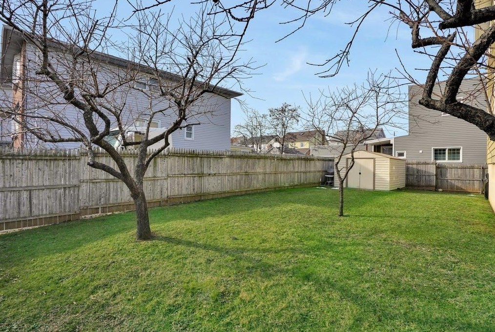 5 Ctr Ave, Secaucus NJ  07094-3224 exterior