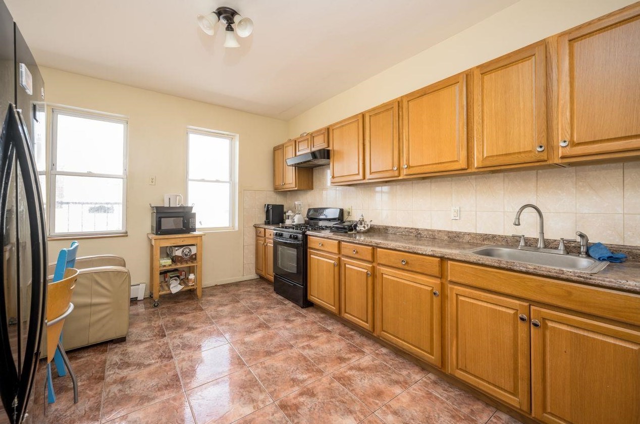 685 Summit Ave, Jersey City, NJ 07306-2563