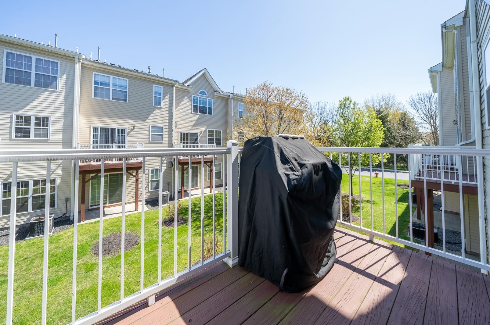 55 Mallard Pl, Secaucus NJ  07094-2942 exterior