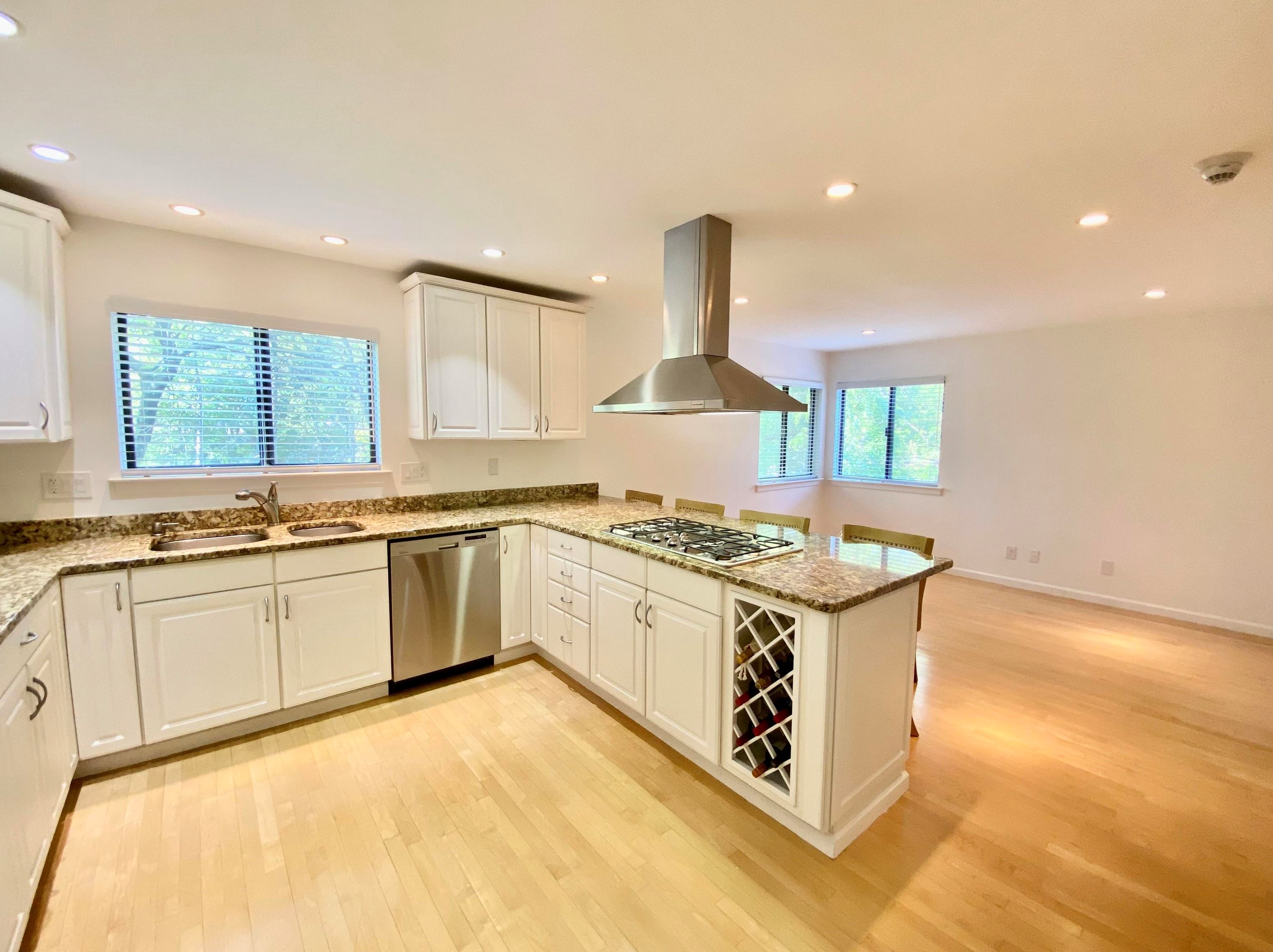 422 Egret Ln, Secaucus NJ  07094-2219 exterior