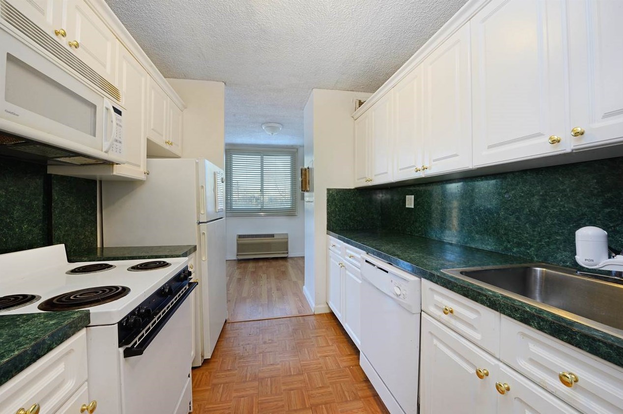 100 Manhattan Ave #818, Union City, NJ 07087