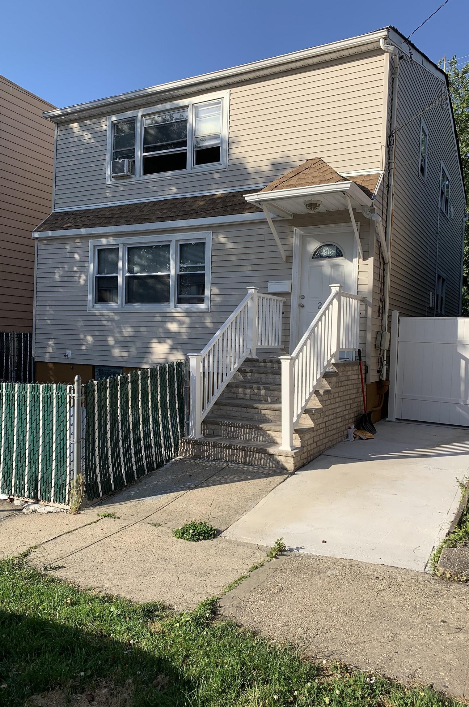 216 Custer Ave, Jersey City, NJ 07305-2405