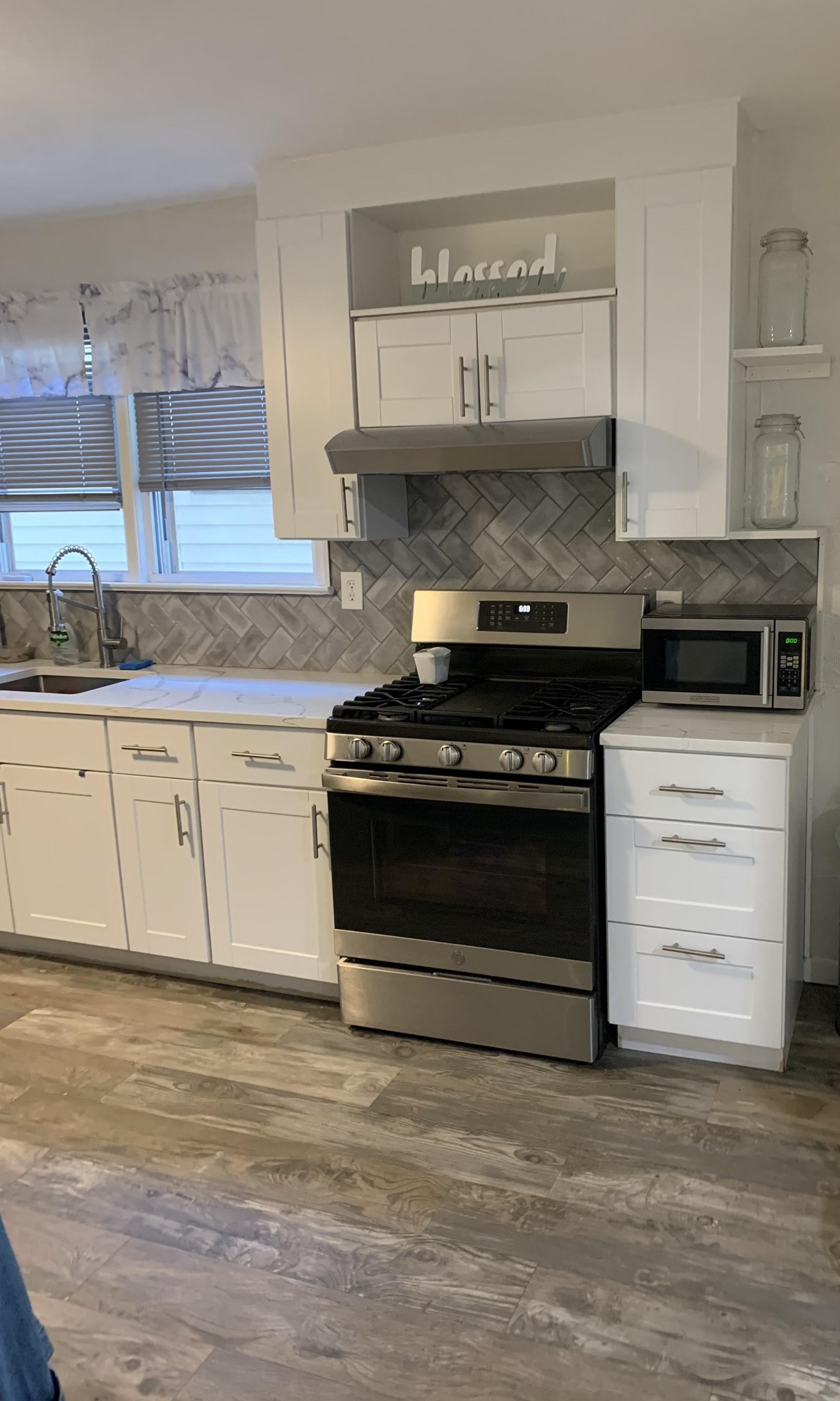 216 Custer Ave, Jersey City NJ 07305-1705 exterior