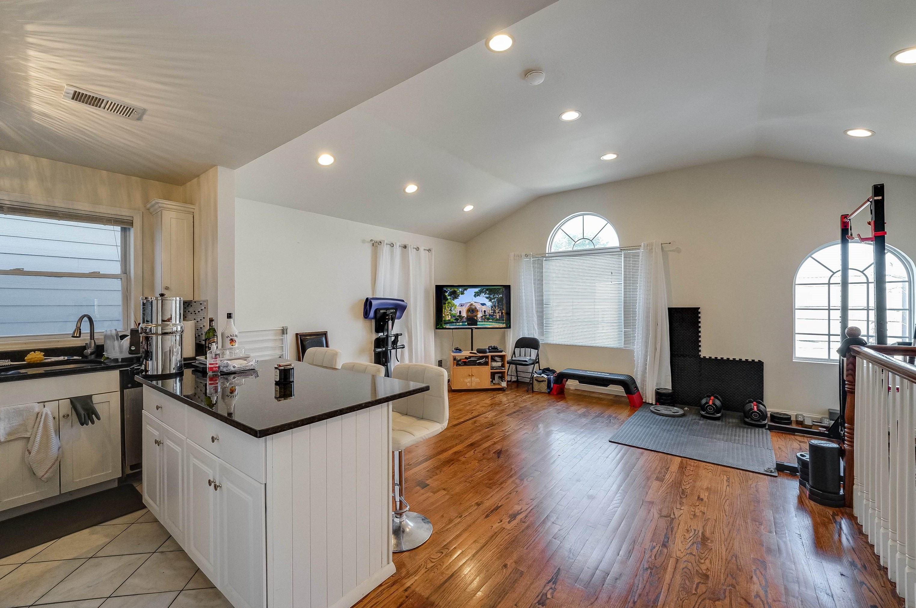 205 71st St, West New York, NJ 07093-3411