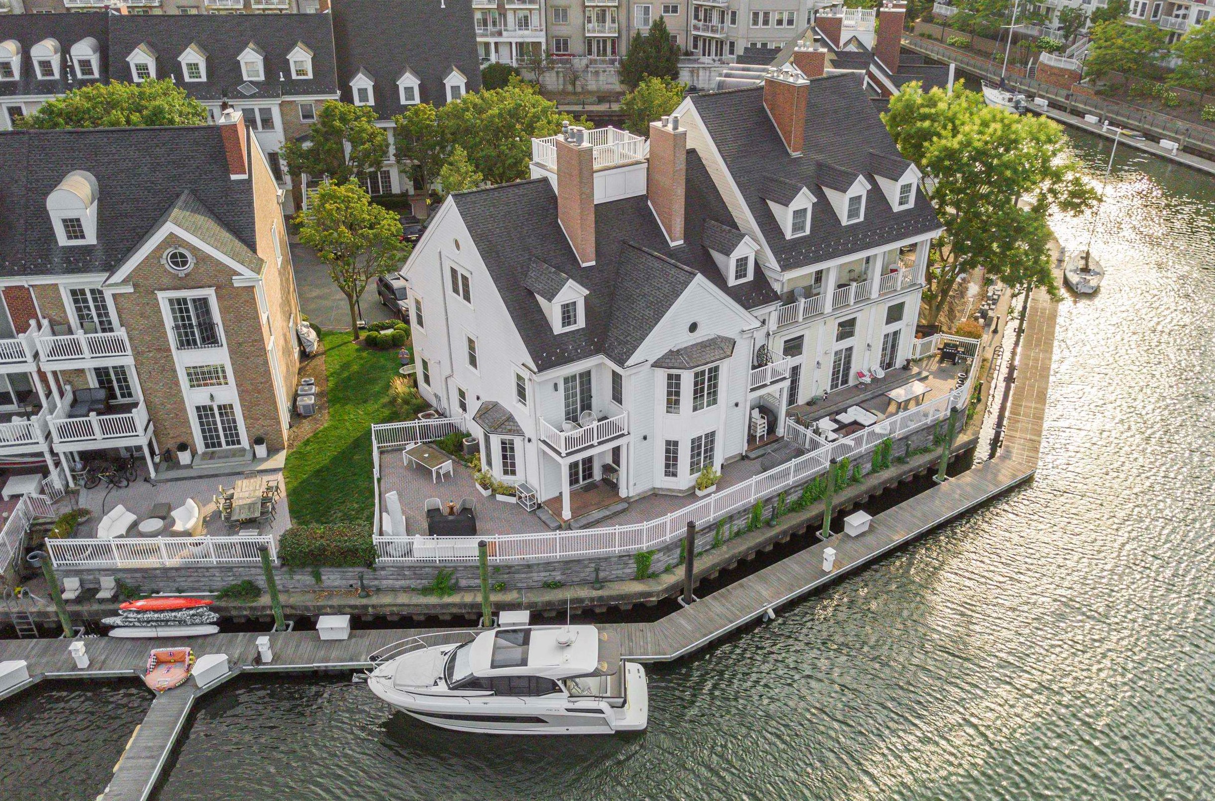 14 Half Moon Isle, Jersey City, NJ 07305-5408