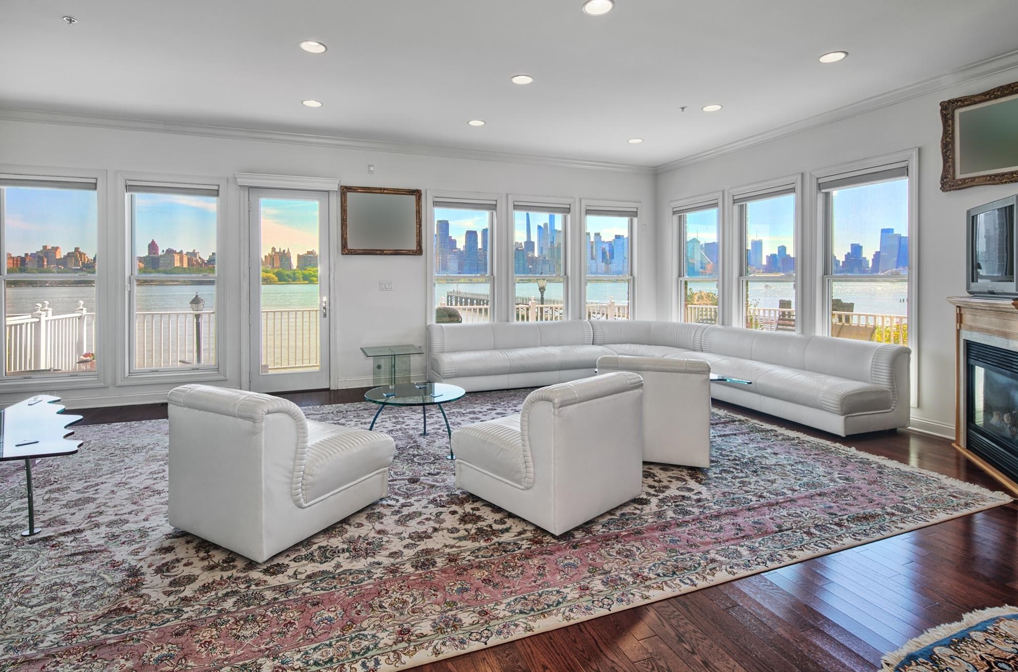 513 Harbor Pl, West New York, NJ 07093-8364