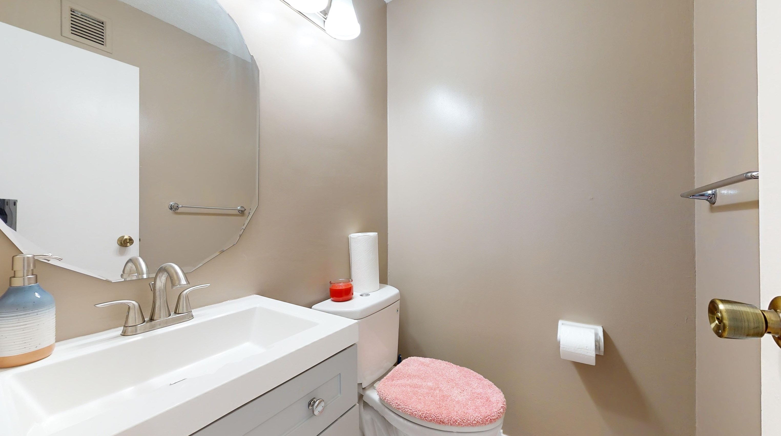 512 Harmon Cove Tower, Secaucus NJ  07094-1707 exterior