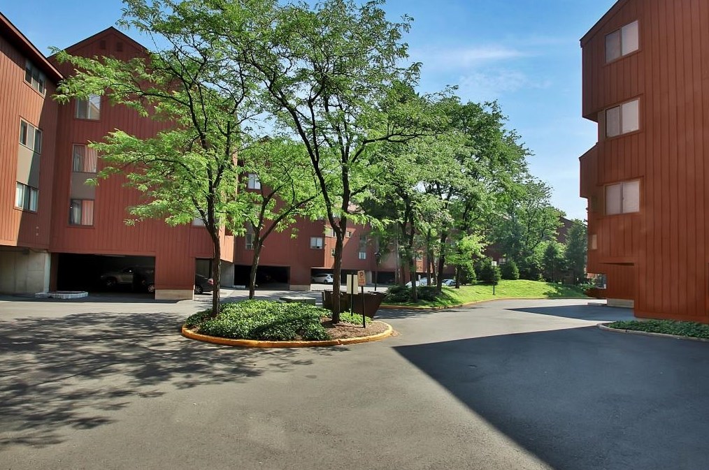 457 Dunlin Plz, Secaucus NJ  07094-2201 exterior