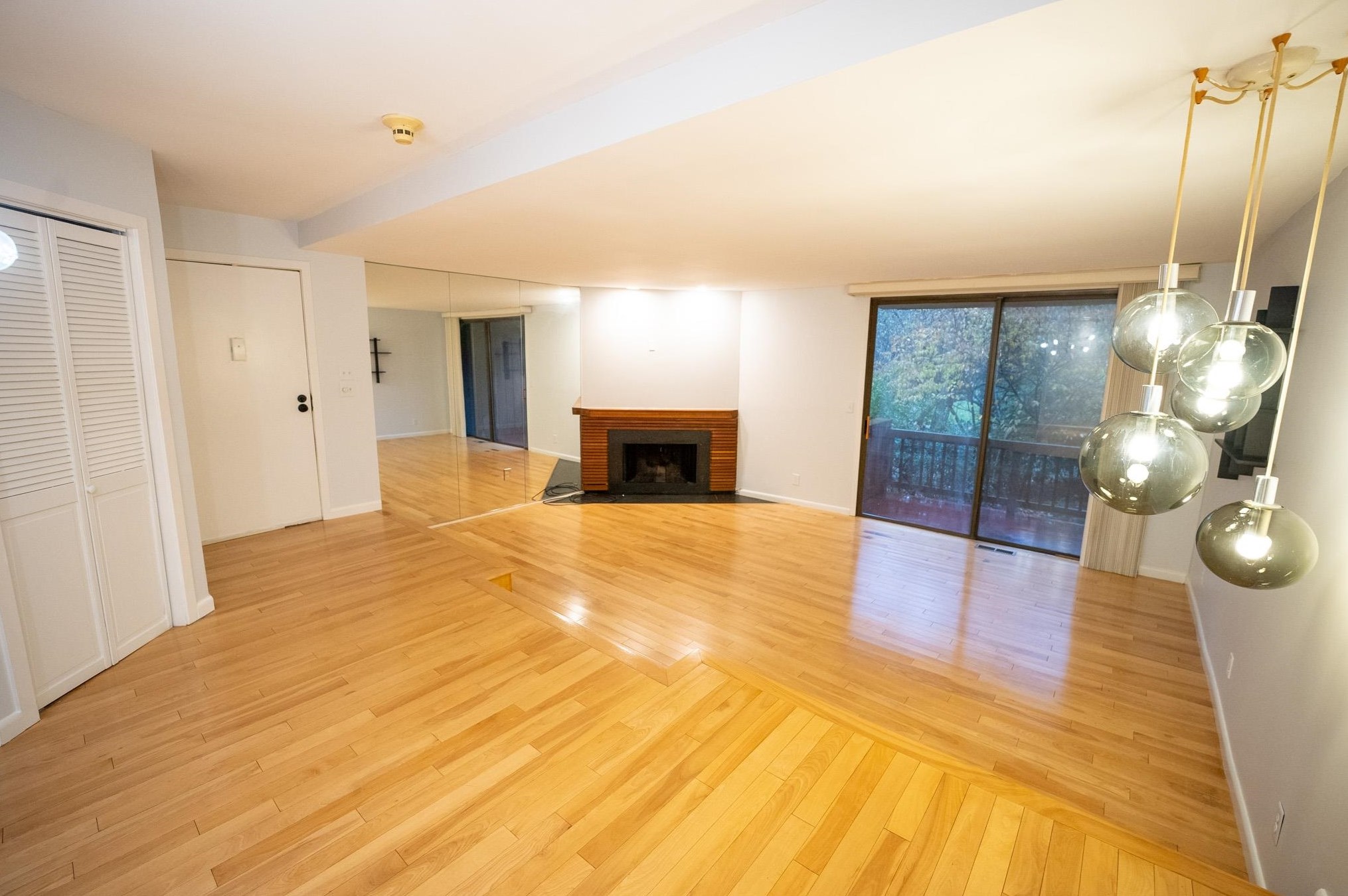 577 Sanderling Ct, Secaucus, NJ 07094-2220