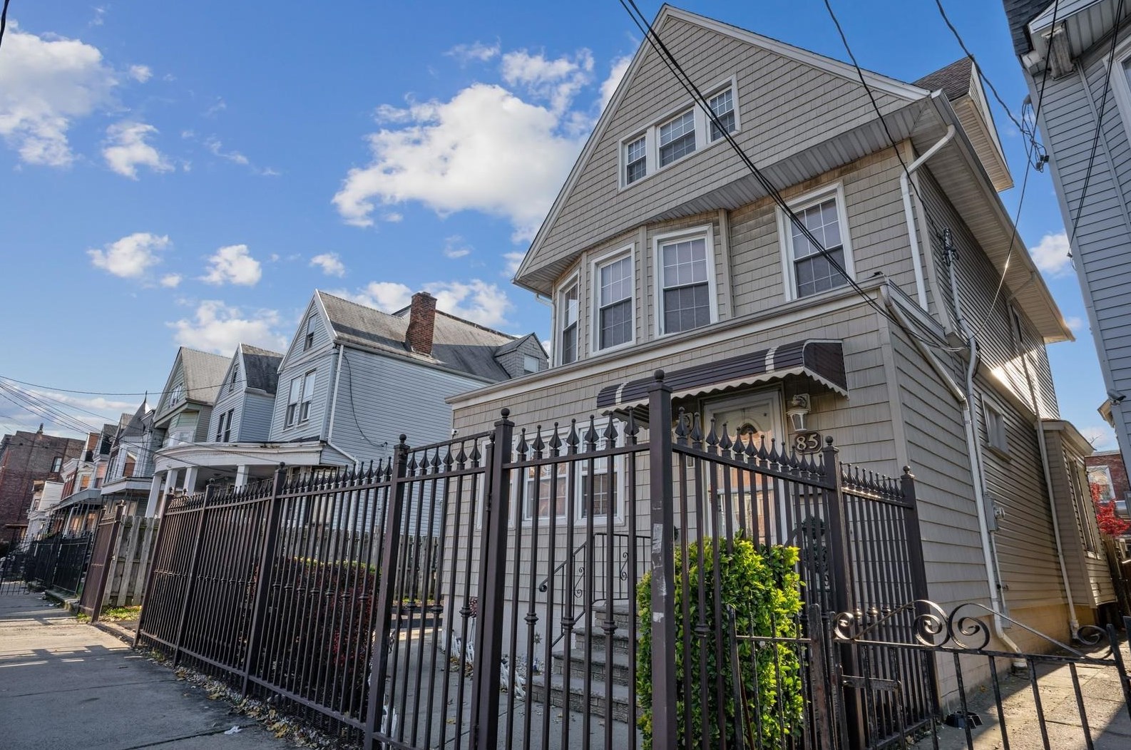 85 Oak St, Jersey City, NJ 07304-2213
