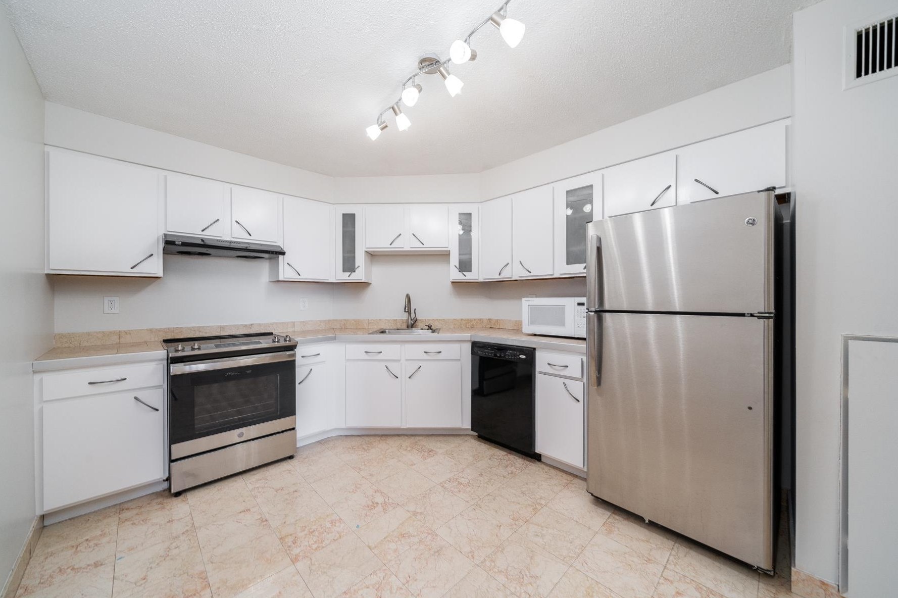 1408 Harmon Cove Tower, Secaucus NJ  07094-1701 exterior