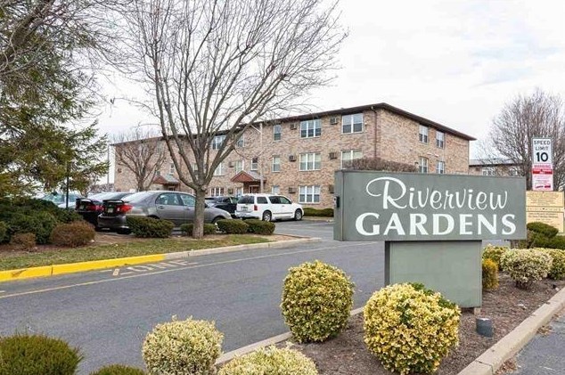 123 Riverview Ct, Secaucus NJ  07094-4062 exterior