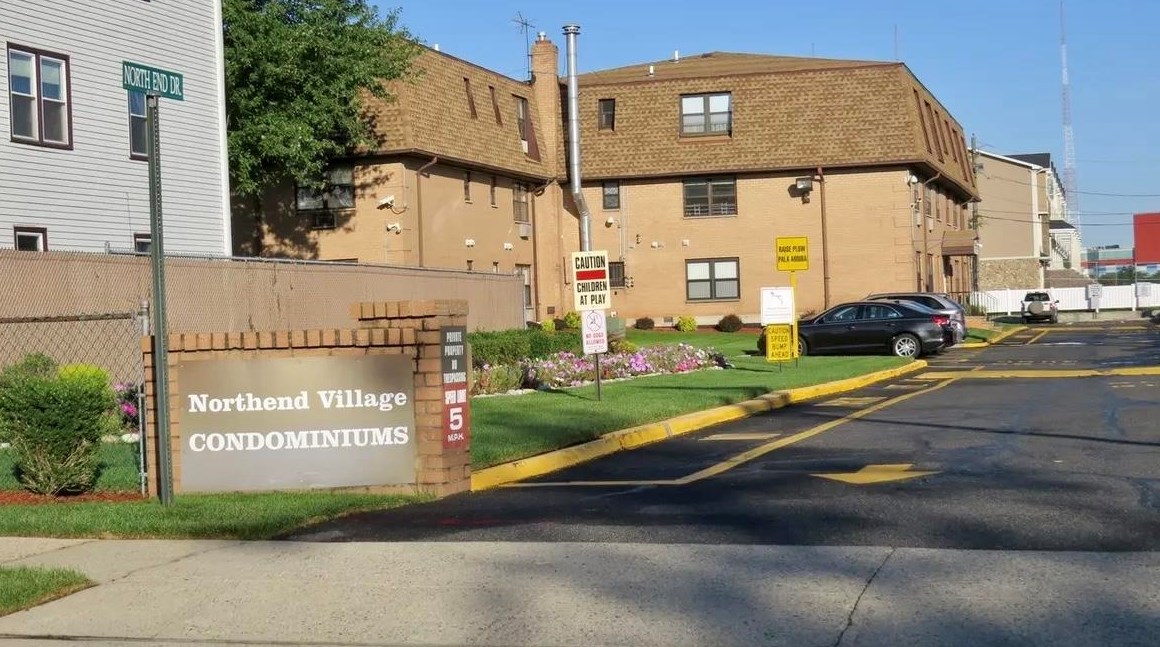 18 End Dr, Secaucus NJ  07094-4043 exterior