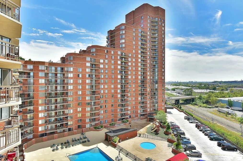 426 Harmon Cove Tower, Secaucus NJ  07094-1731 exterior