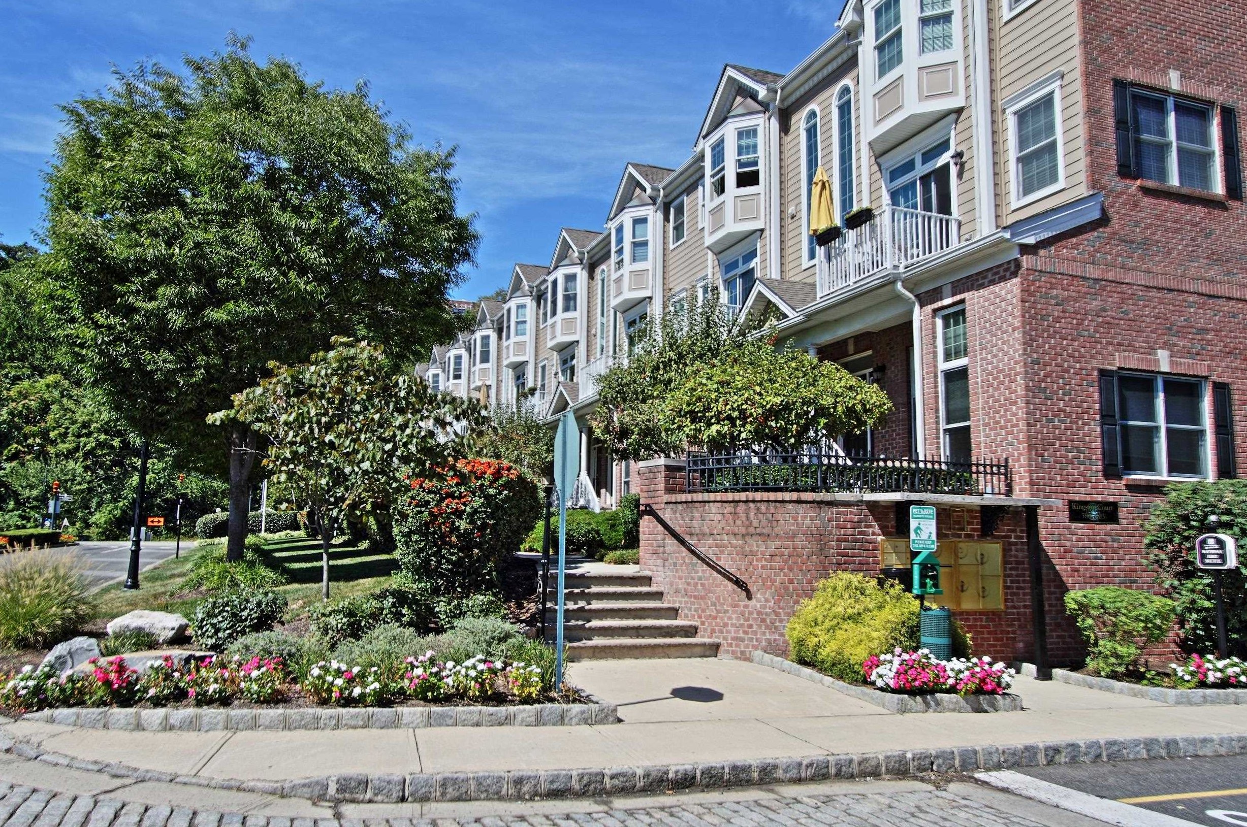 398 Kingston Ct, West New York, NJ 07093-8335