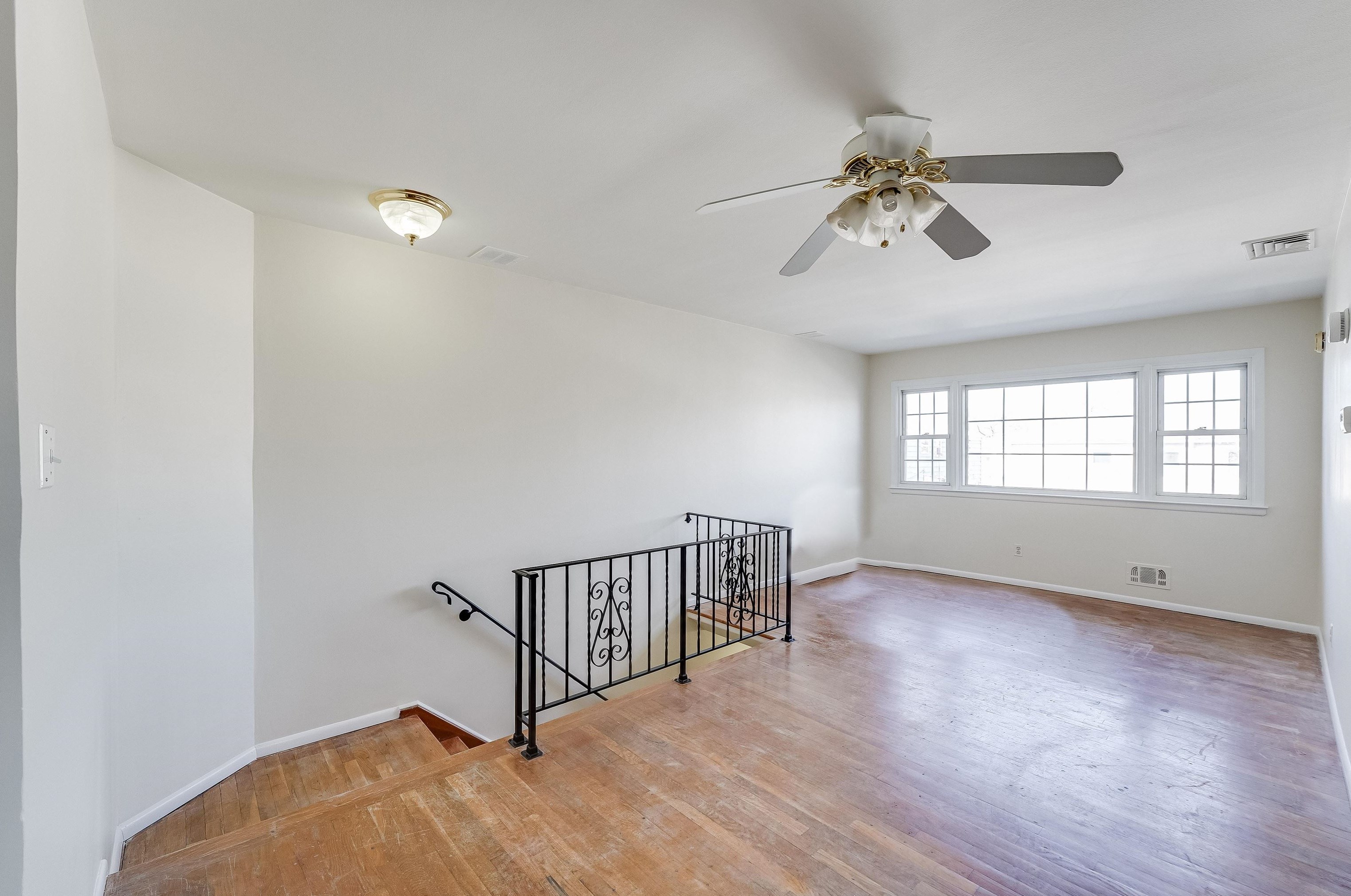 2 East Ct, Bayonne, NJ 07002