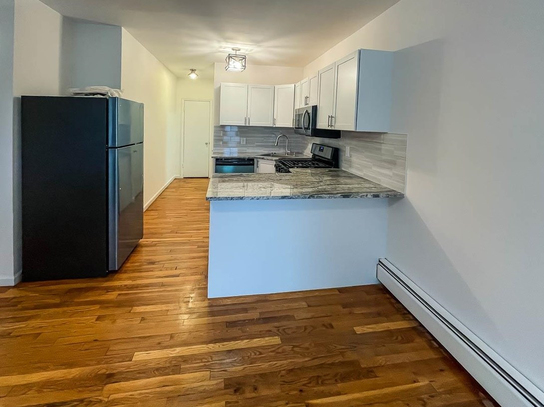 233 Griffith St, Jersey City, NJ 07307-3607