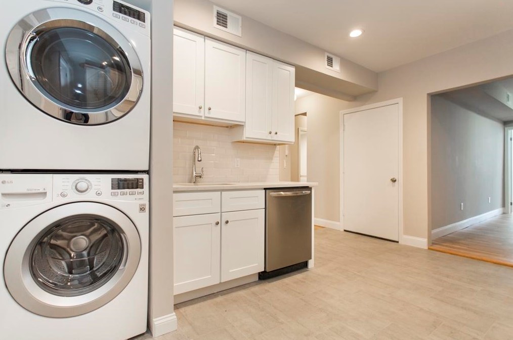 348 8th St, Jersey City, NJ 07302-1824