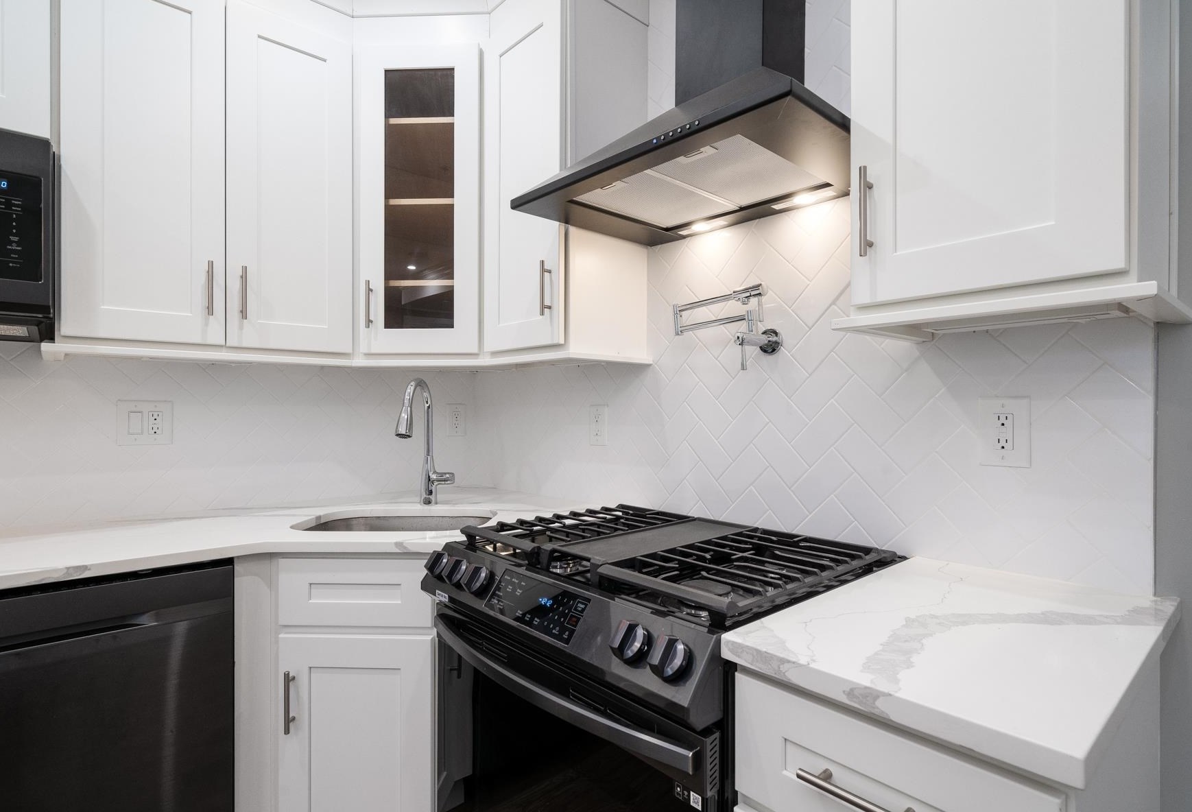 195 Liberty Ave, Jersey City NJ 07306-4919 exterior