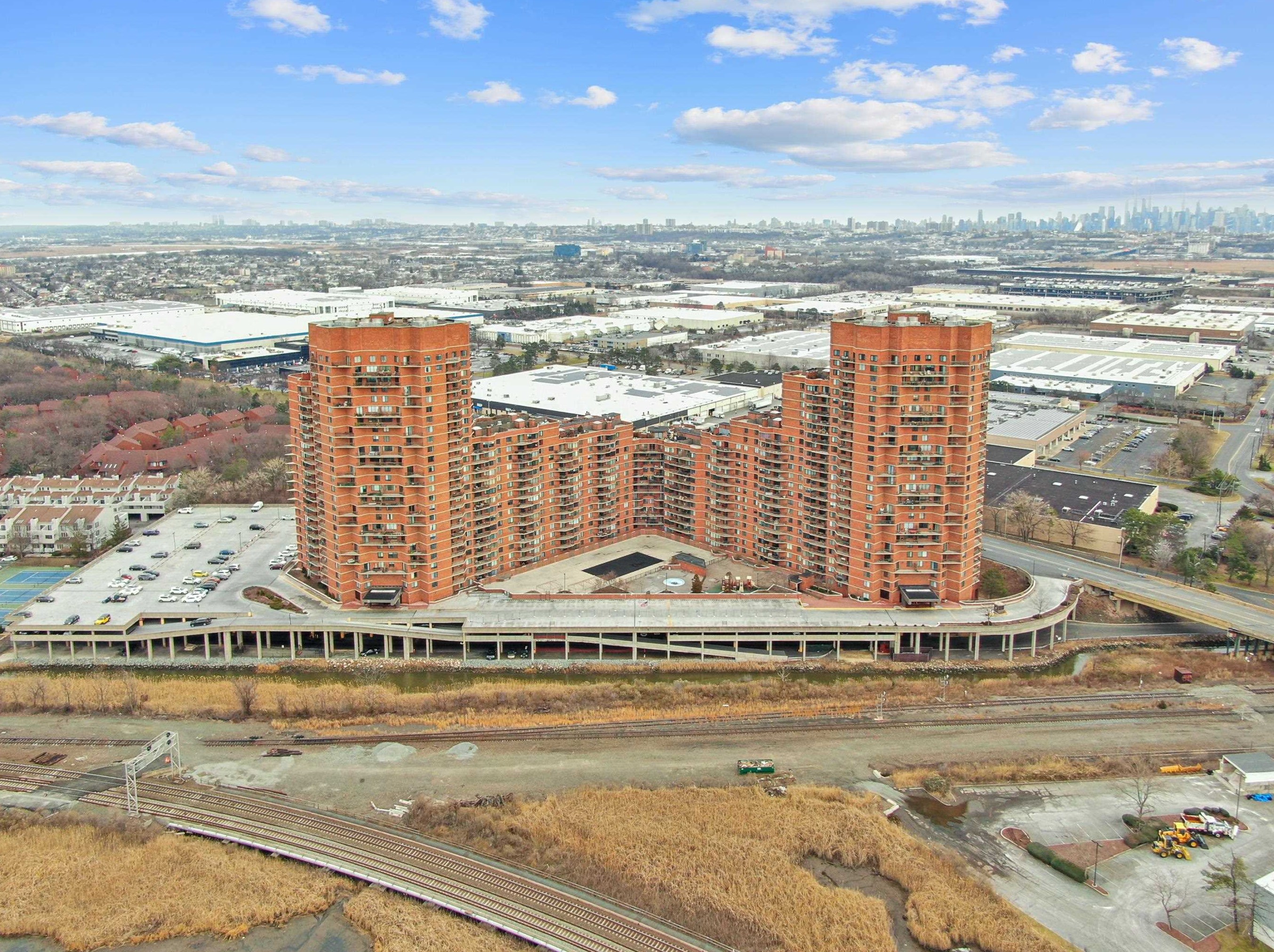 1638 Harmon Cove Tower, Secaucus, NJ 07094