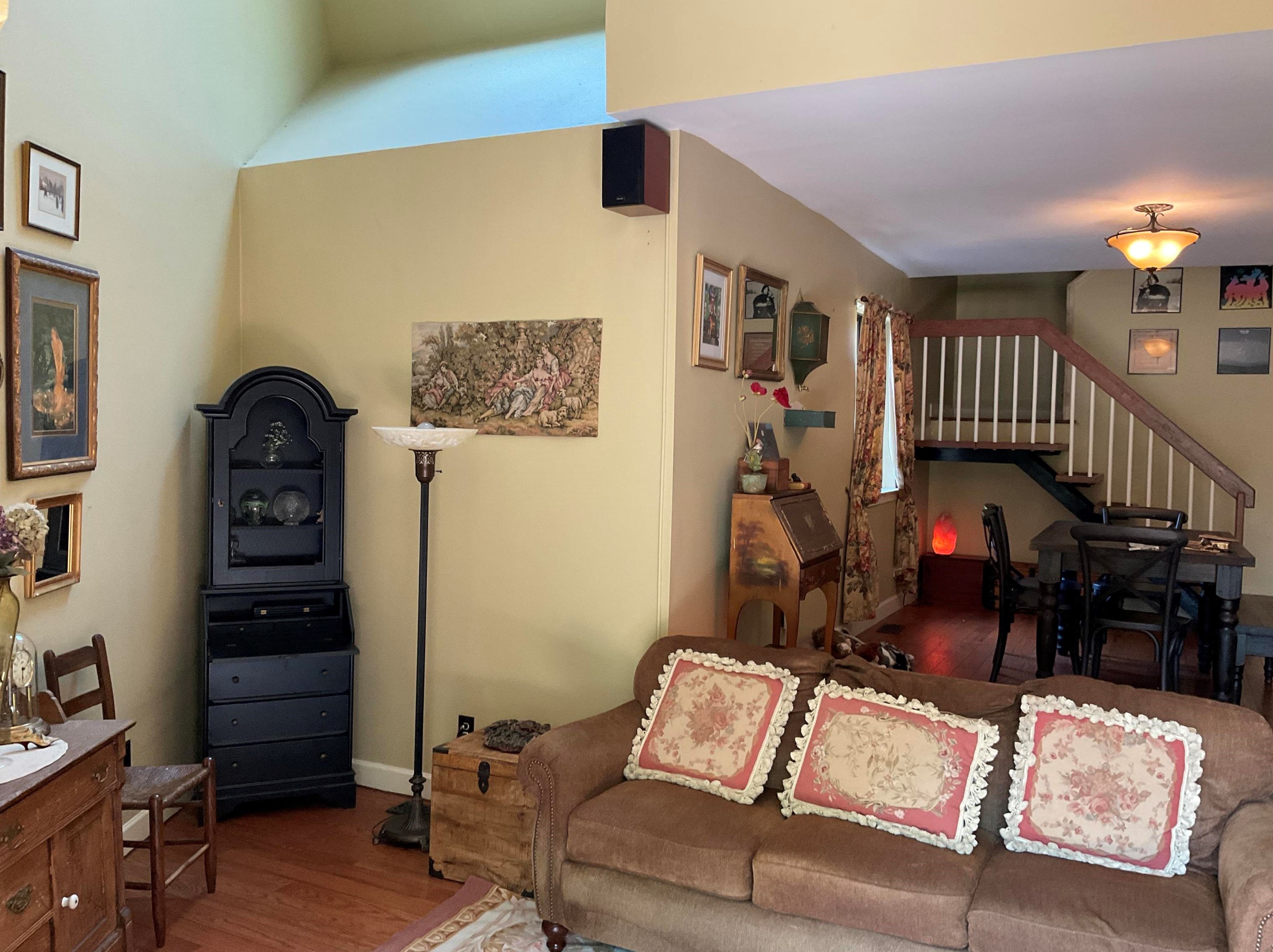 586 Sanderling Ct, Secaucus, NJ 07094