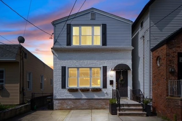 92 W 10th St, Bayonne, NJ 07002