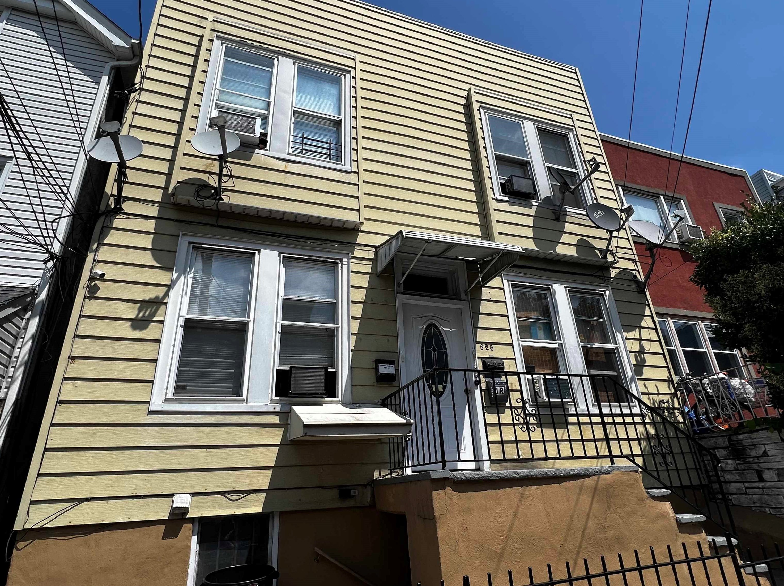 628 37th St, Union City, NJ 07087
