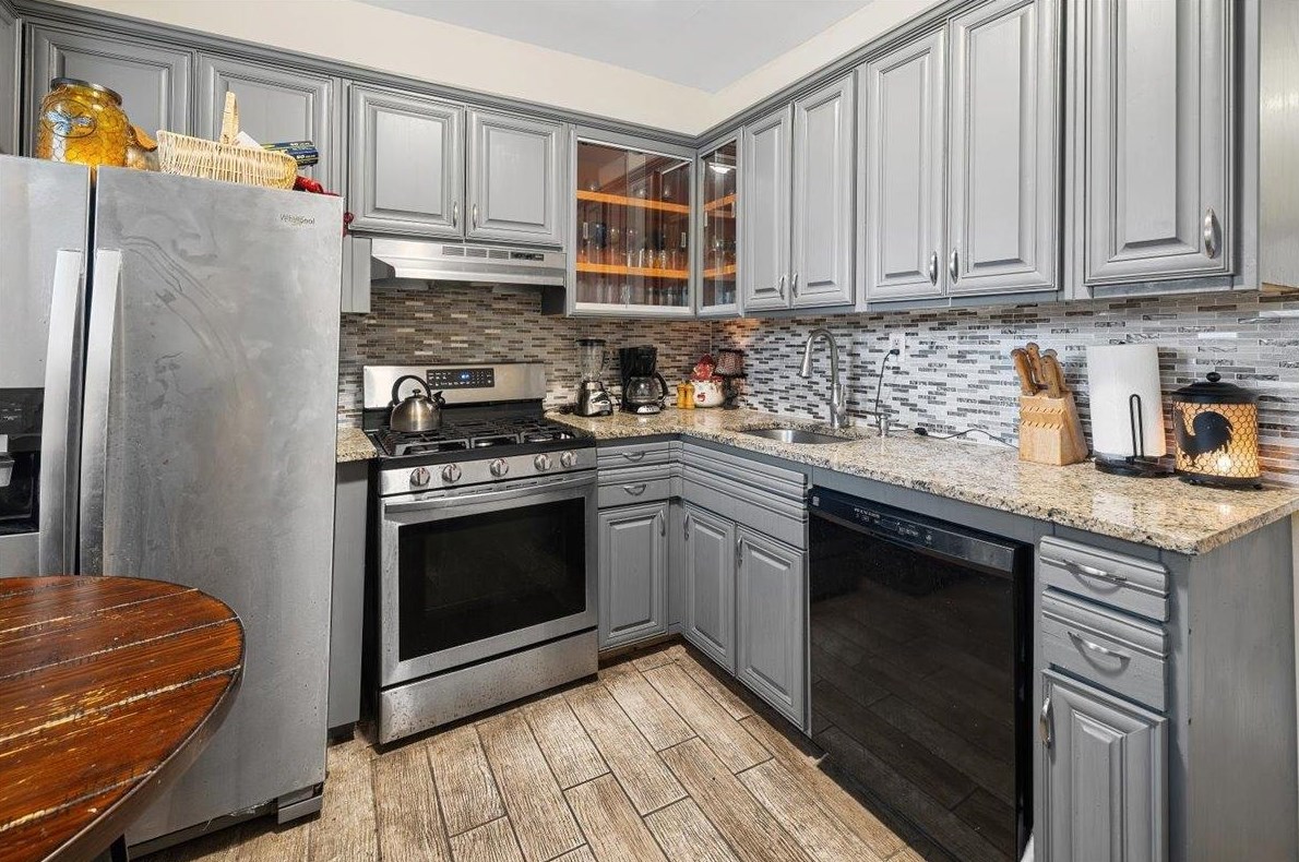 52 Wade St, Jersey City, NJ 07305-2906