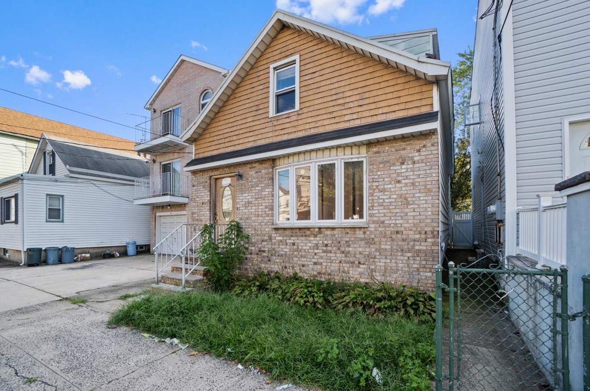 86 W 19th St, Bayonne, NJ 07002