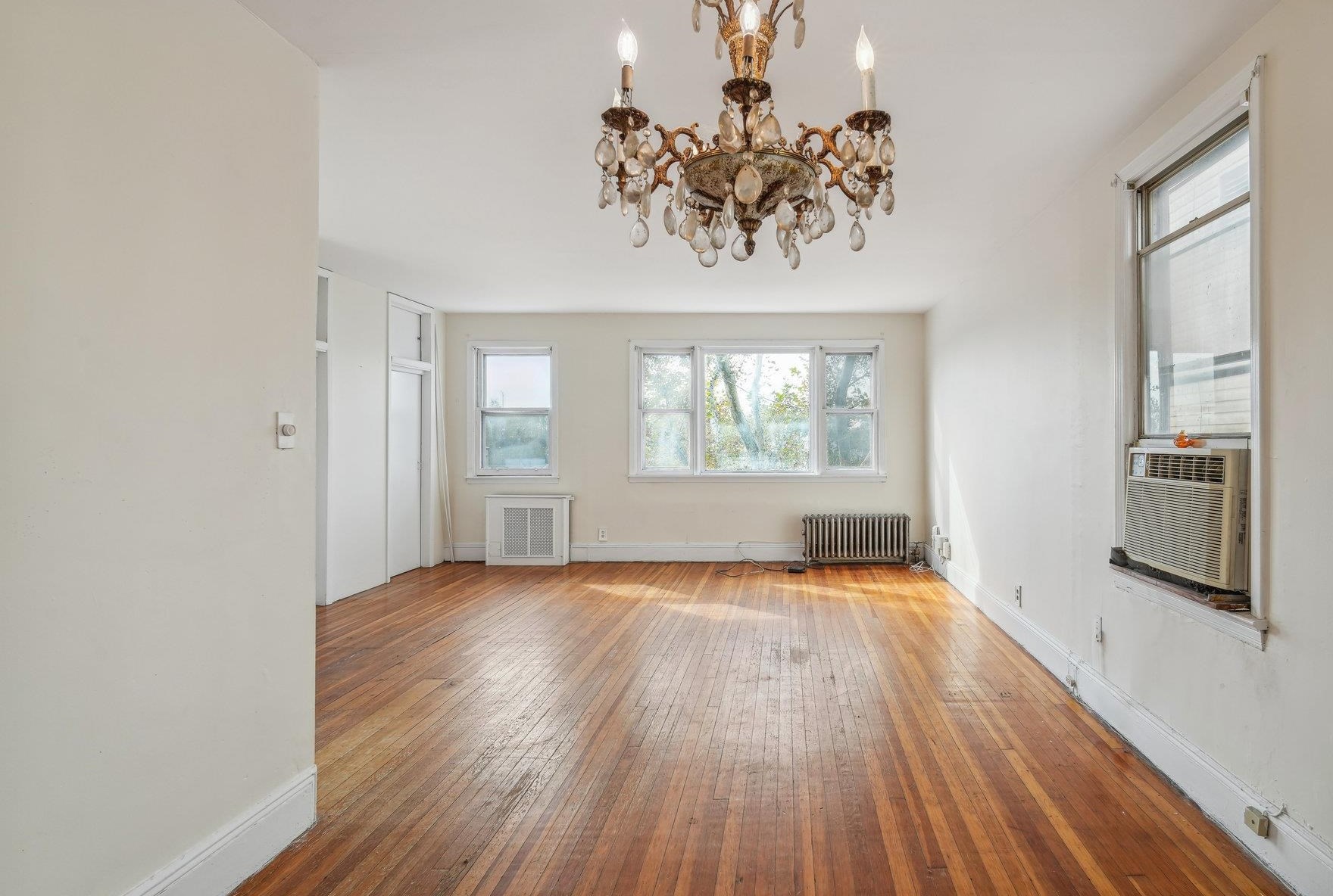 18 Gates Ave, Jersey City, NJ 07305-4707