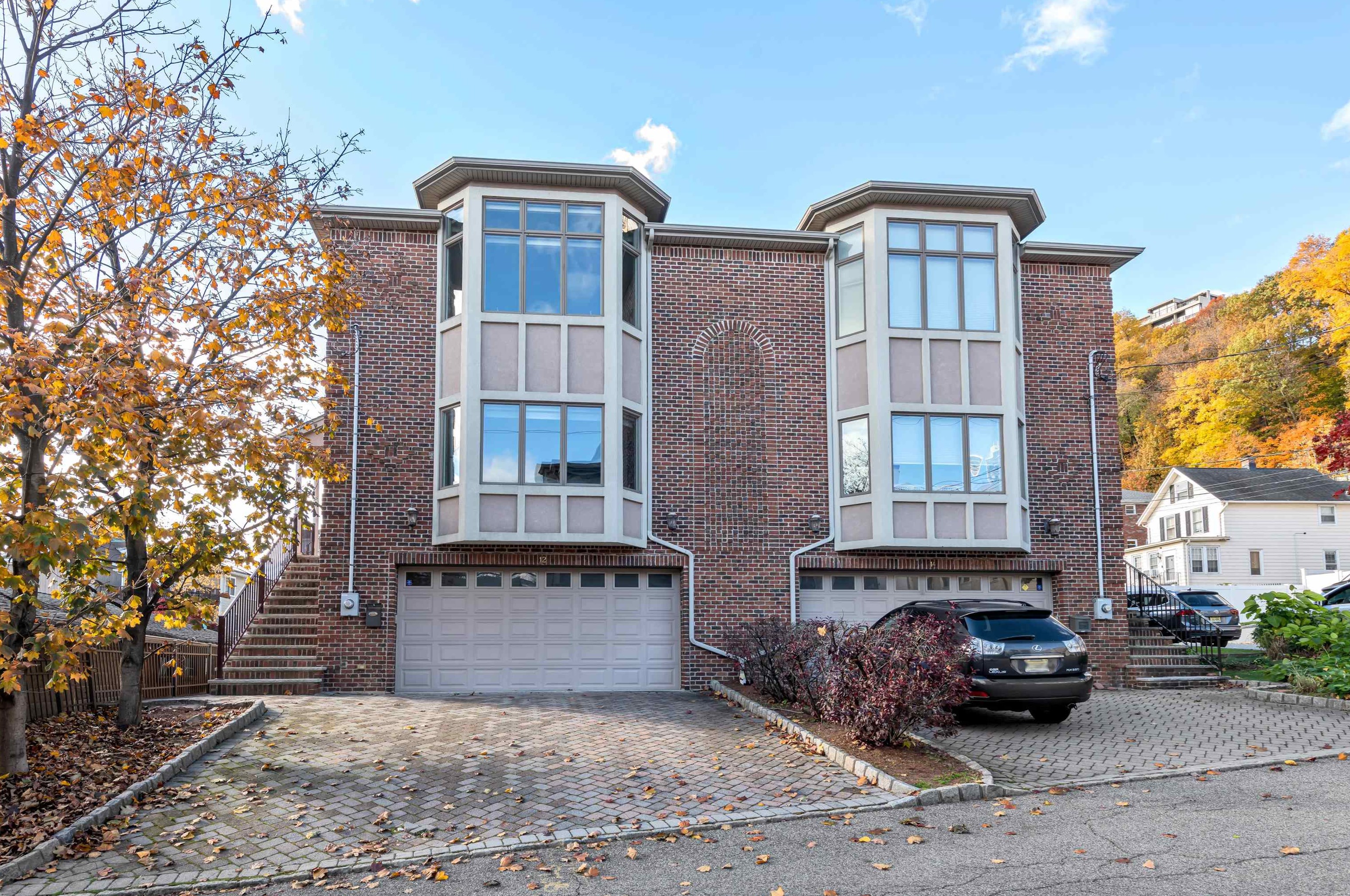 12 Lasher Ln, Edgewater, NJ 07020