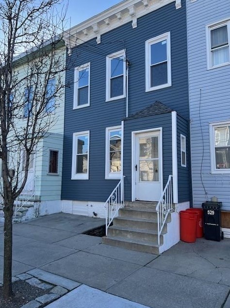 527 6th St, Union City, NJ 07087
