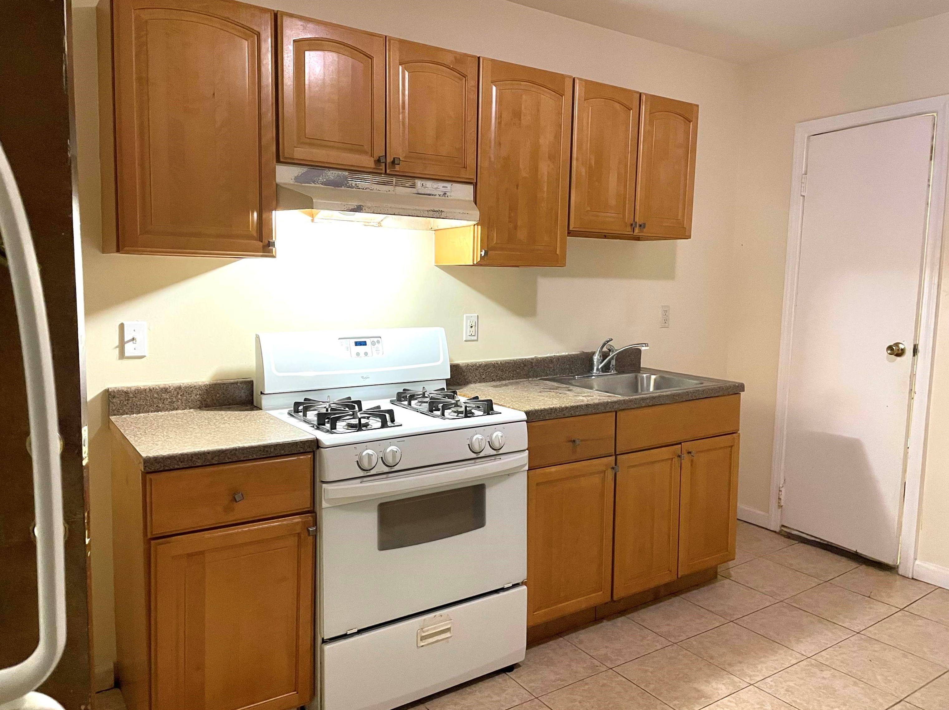 395 Walker St #2r, Fairview, NJ 07022